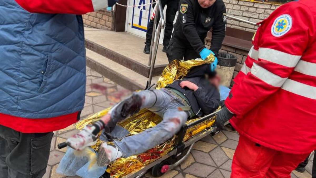 У Запоріжжі поліцейский пострілами зупинив озброєного ножем чоловіка