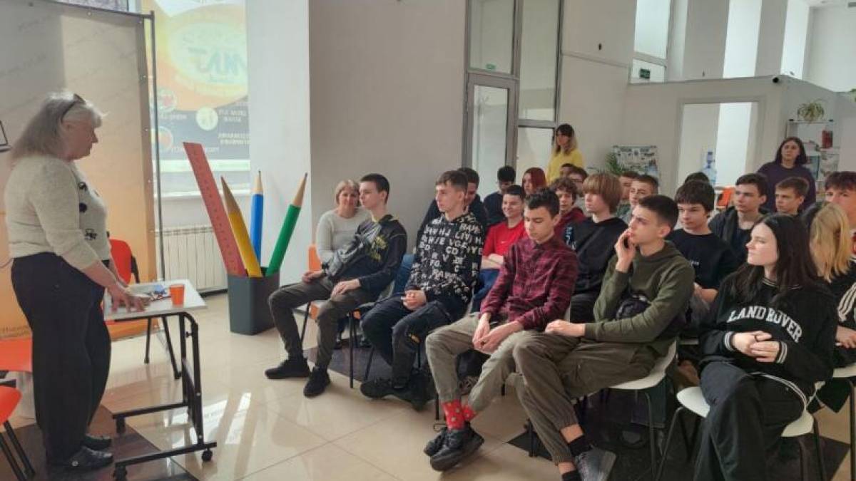 В Запоріжжі презентовано книгу, яку проілюстрували юні художниці