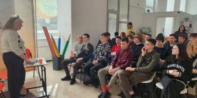 В Запоріжжі презентовано книгу, яку проілюстрували юні художниці