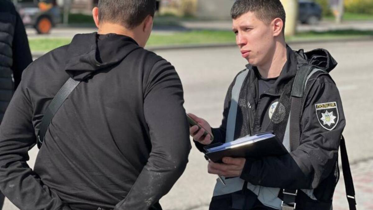 У Запоріжжі організатор схеми ухилення від мобілізації зберігав дома 1,6 млн гривень (фото)