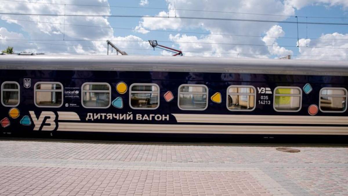 У складі поїздів Україною курсують вже 8 дитячих вагонів