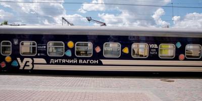 У складі поїздів Україною курсують вже 8 дитячих вагонів