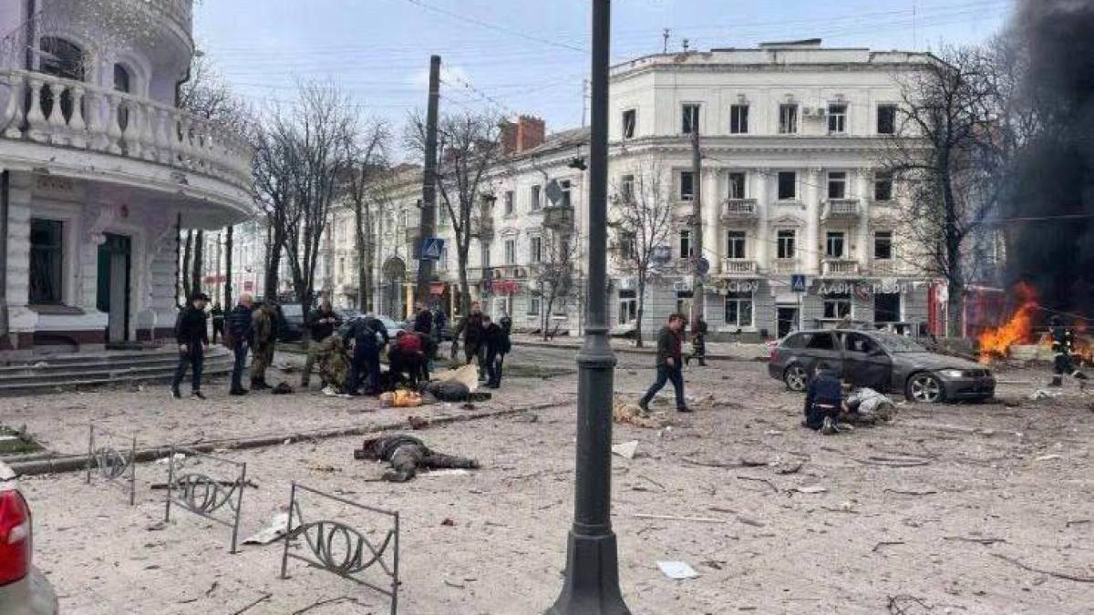 Армія РФ вдарила по центру Сум двома балістичними ракетами – є загиблі