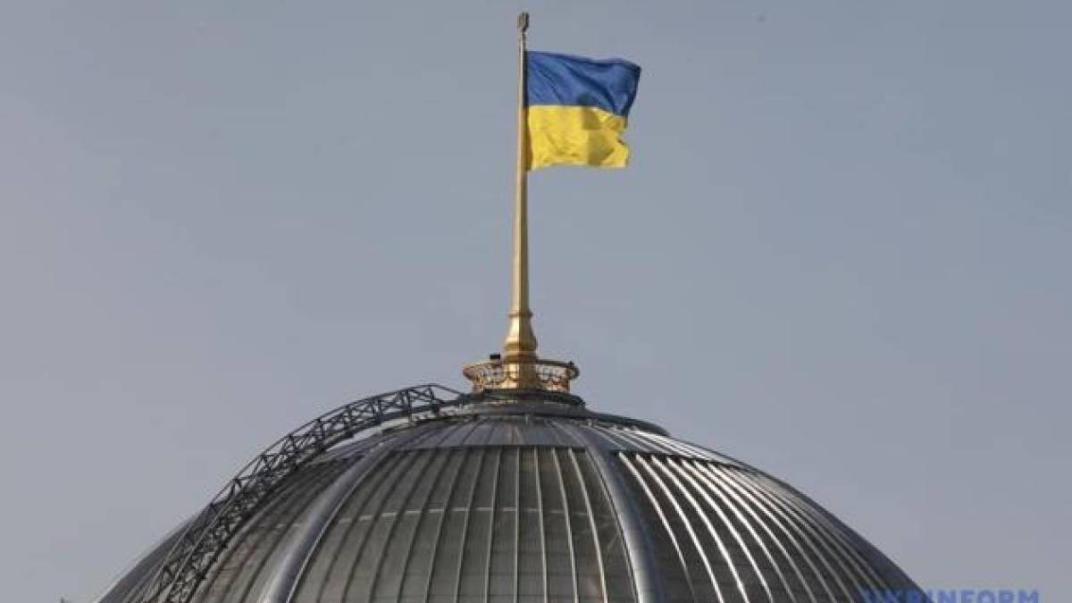 Продовження воєнного стану й мобілізації: Зеленський вніс до Ради законопроєкти