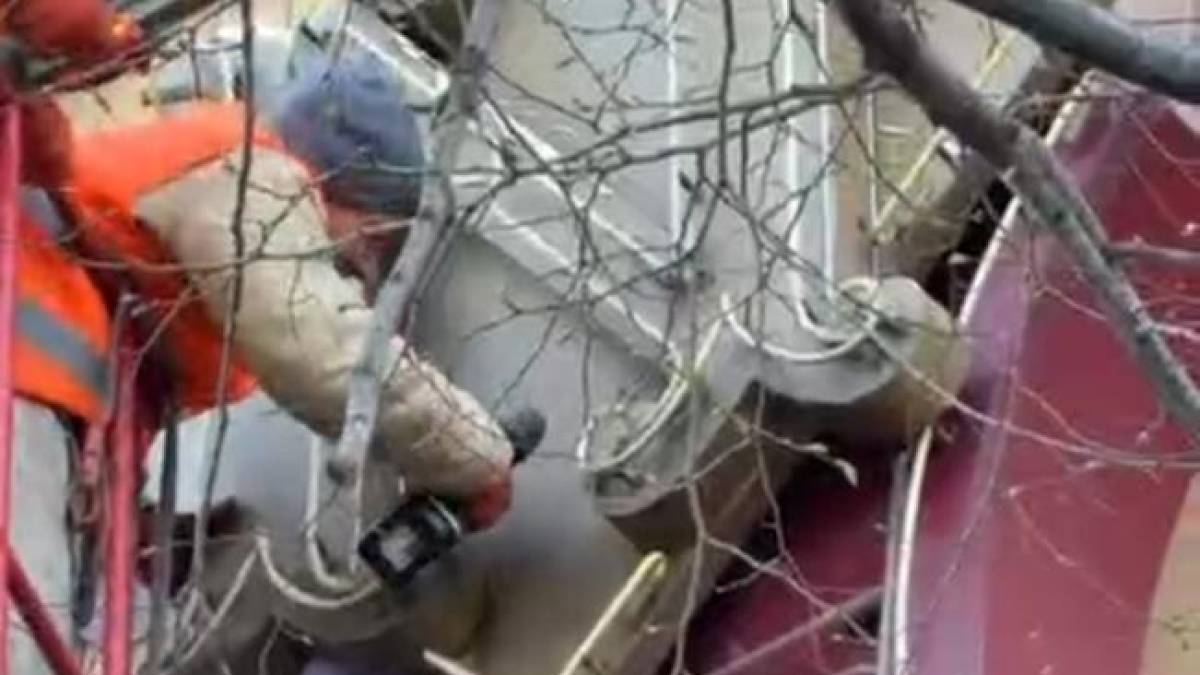 У Запоріжжі демонтують вивіску відомого ресторану (фото, відео)
