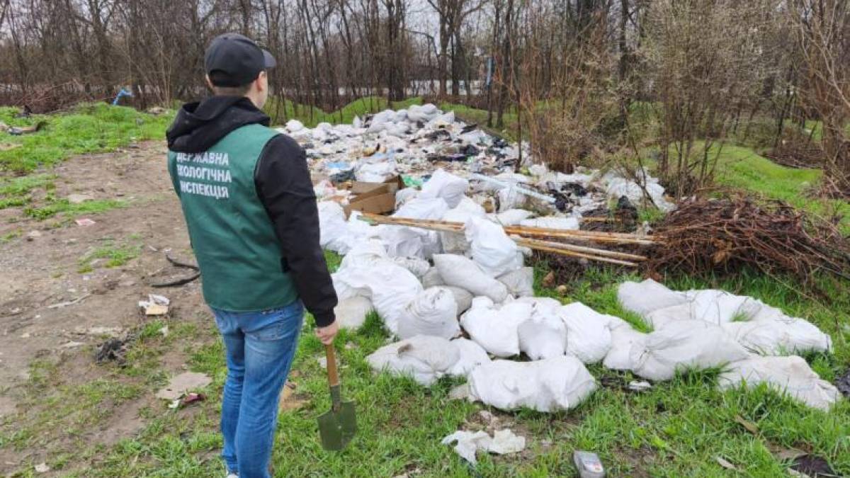 У Запоріжжі біля траси Харків–Сімферополь влаштували велике сміттєзвалище