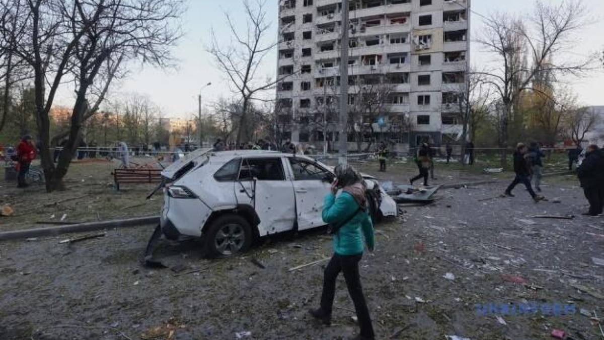Кількість постраждалих унаслідок удару рф по Харкову зросла до 98, один загиблий