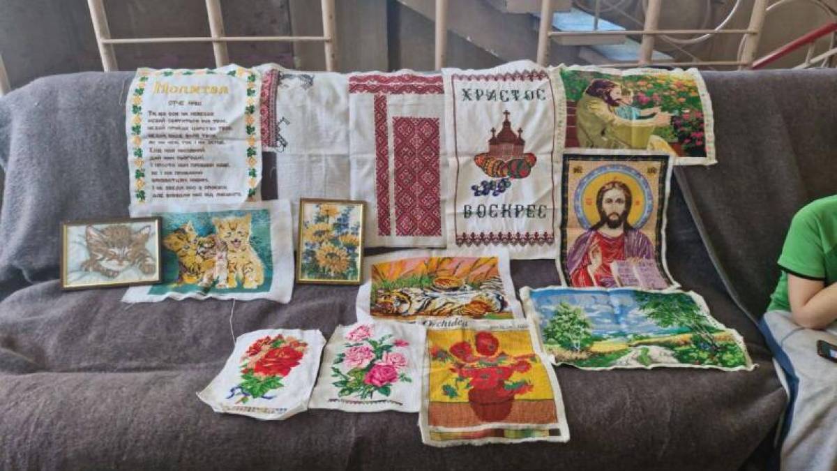 Переселенка у Запоріжжі вишила ікони до Великодня
