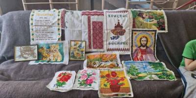 Переселенка у Запоріжжі вишила ікони до Великодня