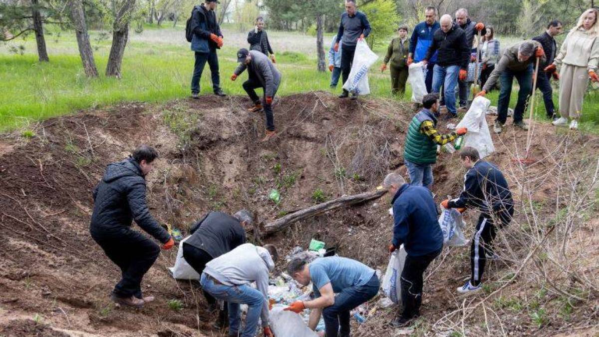 Напередодні Великодня запорізькі посадовці очистили від сміття ділянку неподалік Дніпра