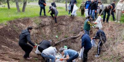 Напередодні Великодня запорізькі посадовці очистили від сміття ділянку неподалік Дніпра