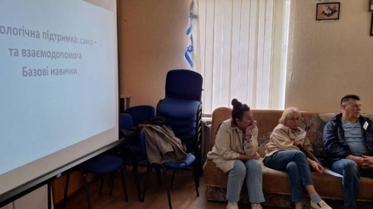 Допомагаючи людям, допомагаєш собі