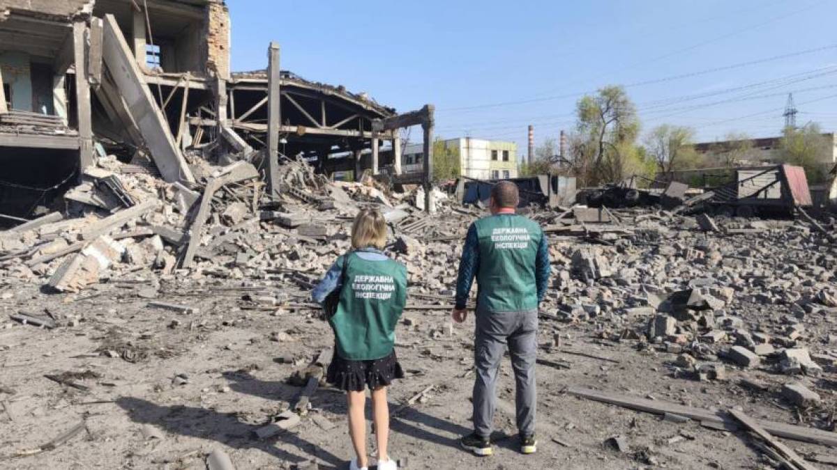 Збитки від ворожої атаки: екологи зафіксували пошкодження земель на площі понад 1000 м²