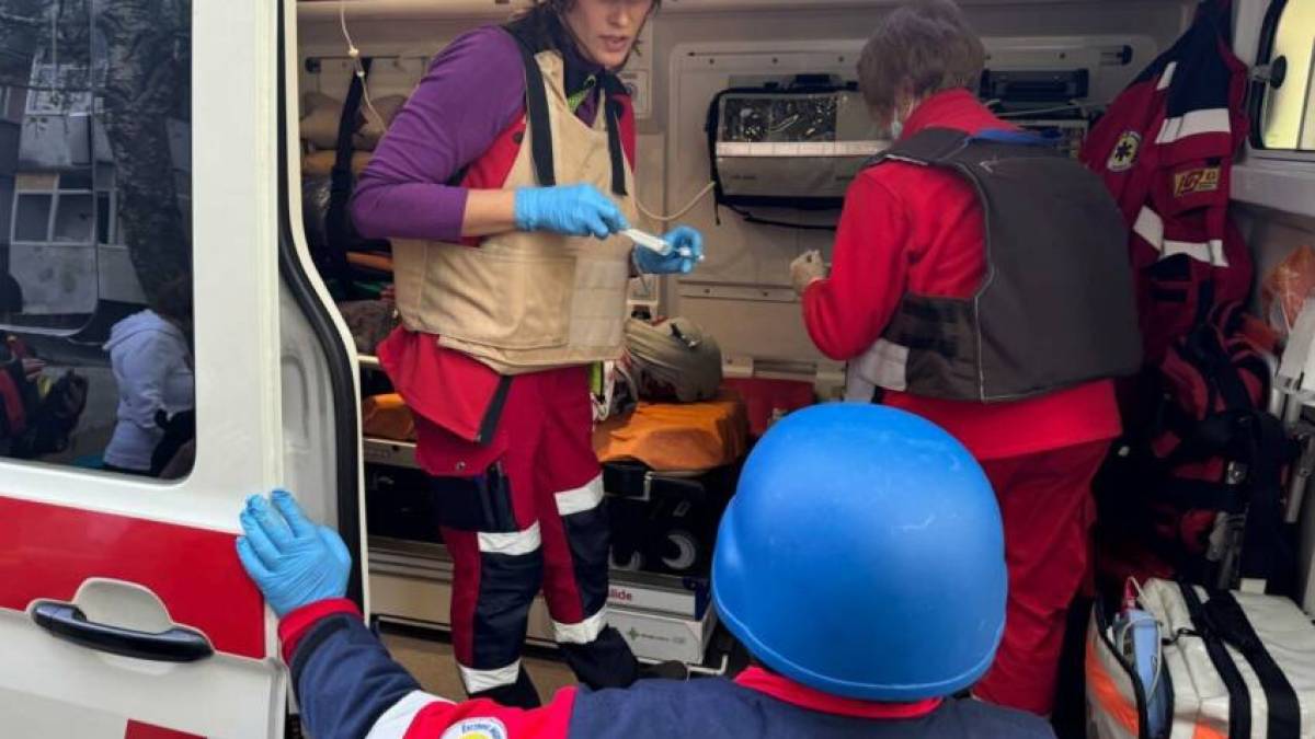 На фото — наслідки ворожої атаки по Шевченківському району Запоріжжя 22 квітня