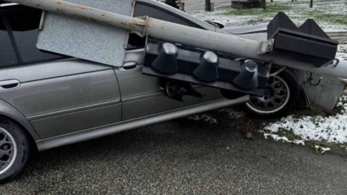 У Запоріжжі легковик зніс стовп із світлофором (фото)