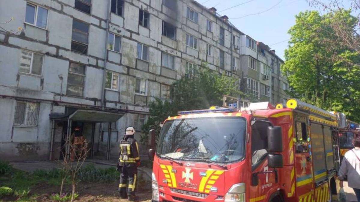 У п’ятиповерхову житловому будинку в Запоріжжі виникла пожежа: надзвичайники врятували жінку