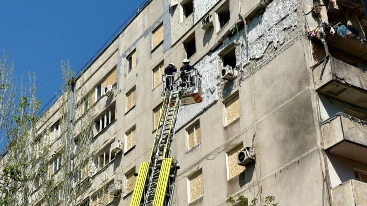 Ліквідація наслідків обстрілу Запоріжжя, що стався 22 квітня, триває