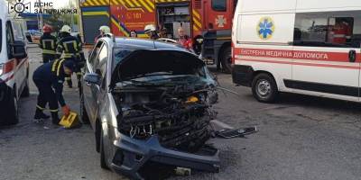 У Запоріжжі рятувальники деблокували водія з понівеченої автівки
