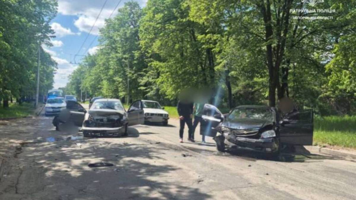 У зв’язку з ДТП тимчасове ускладнення руху транспорту на ділянці по вулиці Сергія Синенка від будинку № 17 до буд. 25