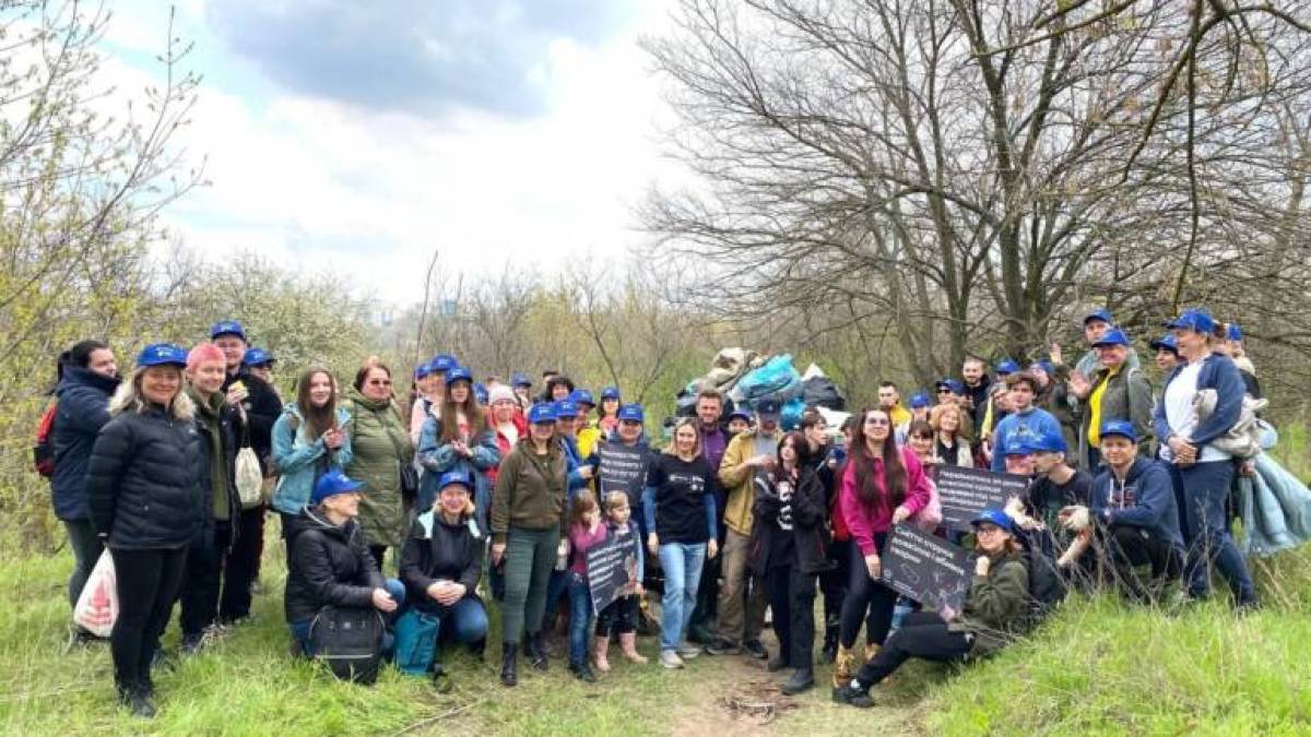 Весняні толоки одночасно пройшли у Запоріжжі та Вінниці