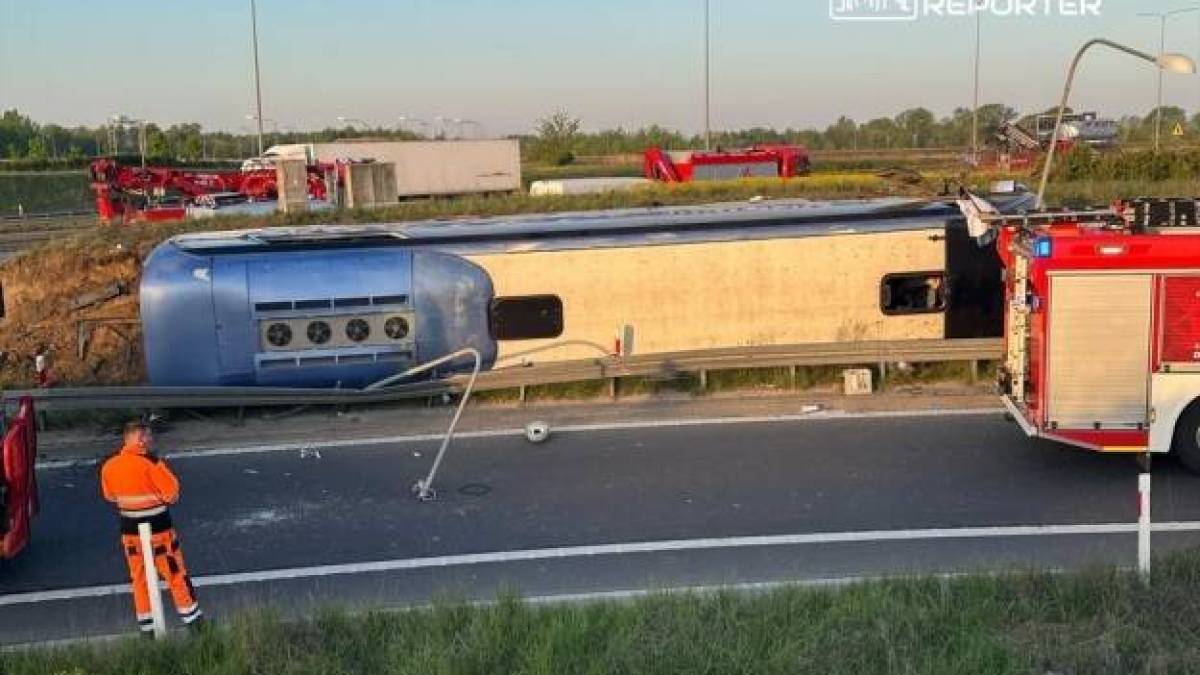Поблизу аеропорту Варшави перекинувся автобус з українцями, є постраждалі