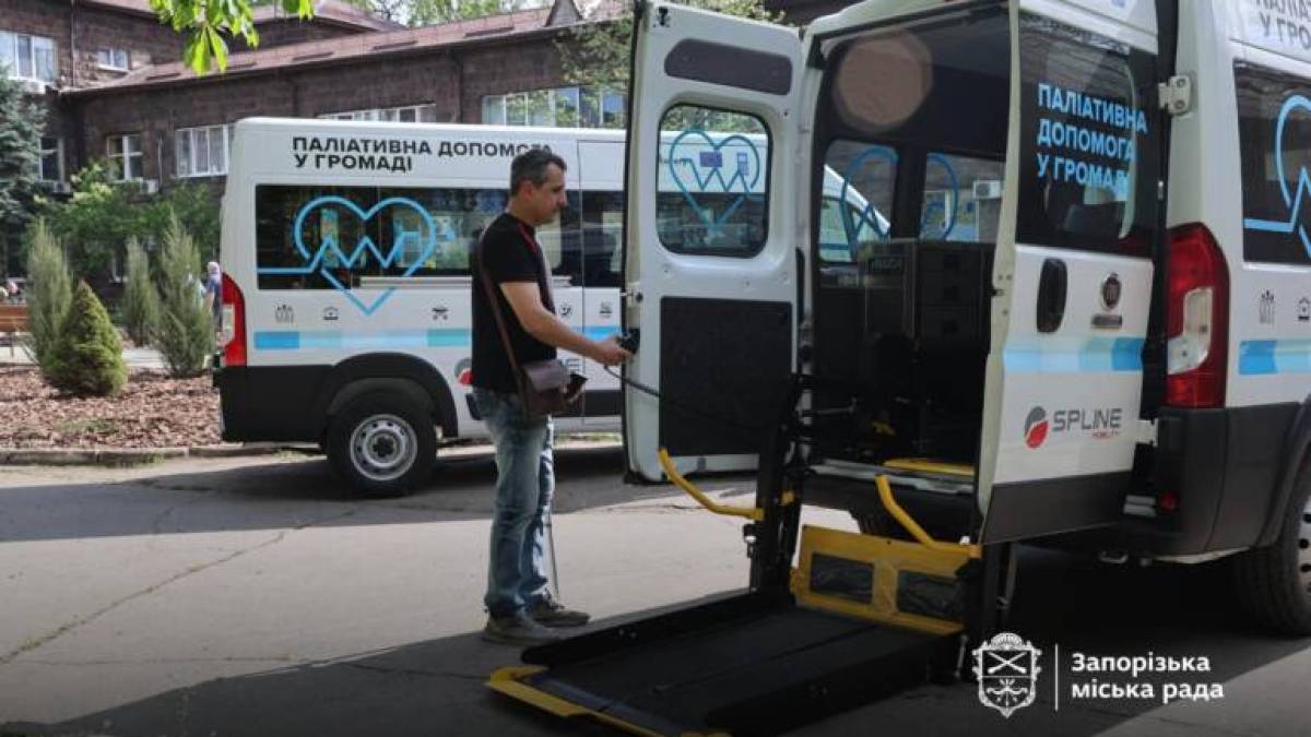 Дві лікарні Запоріжжя отримали авто для маломобільних пацієнтів