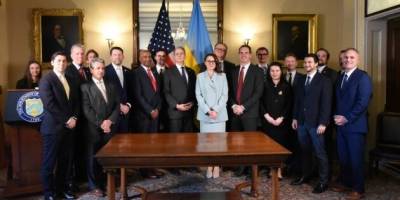 Україна та США підписали угоду про корисні копалини