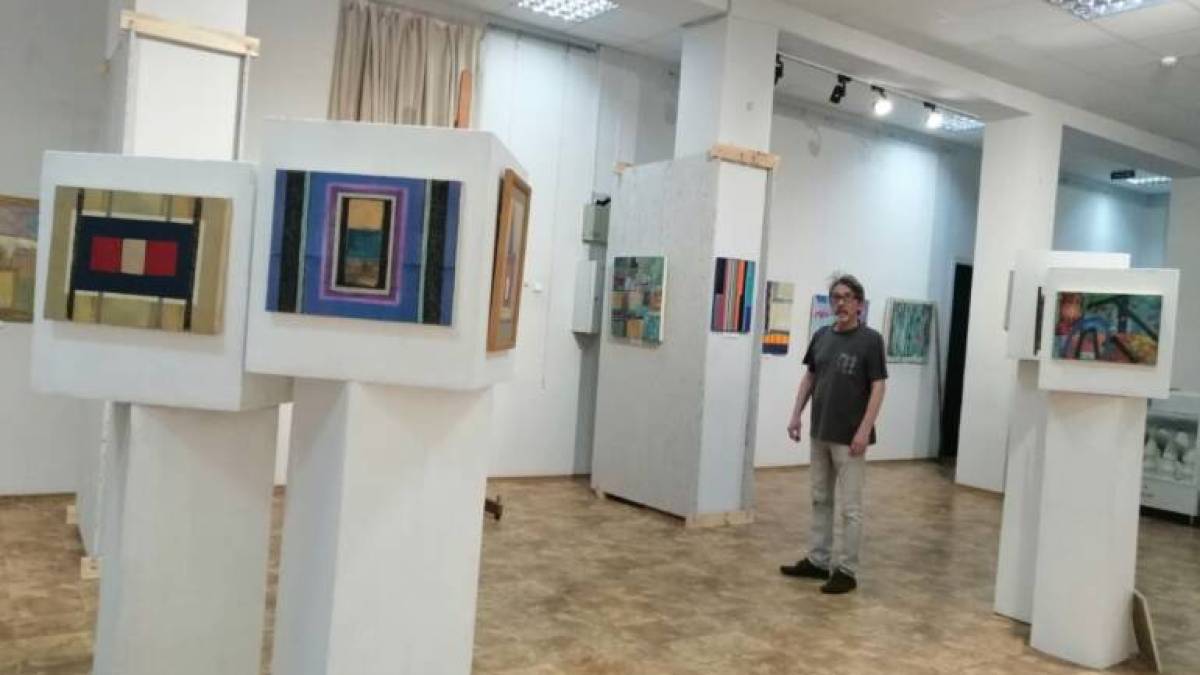 У художньому музеї сьогодні – абстрактний живопис та дизайнерські фантазії про кота на ім’я Капець