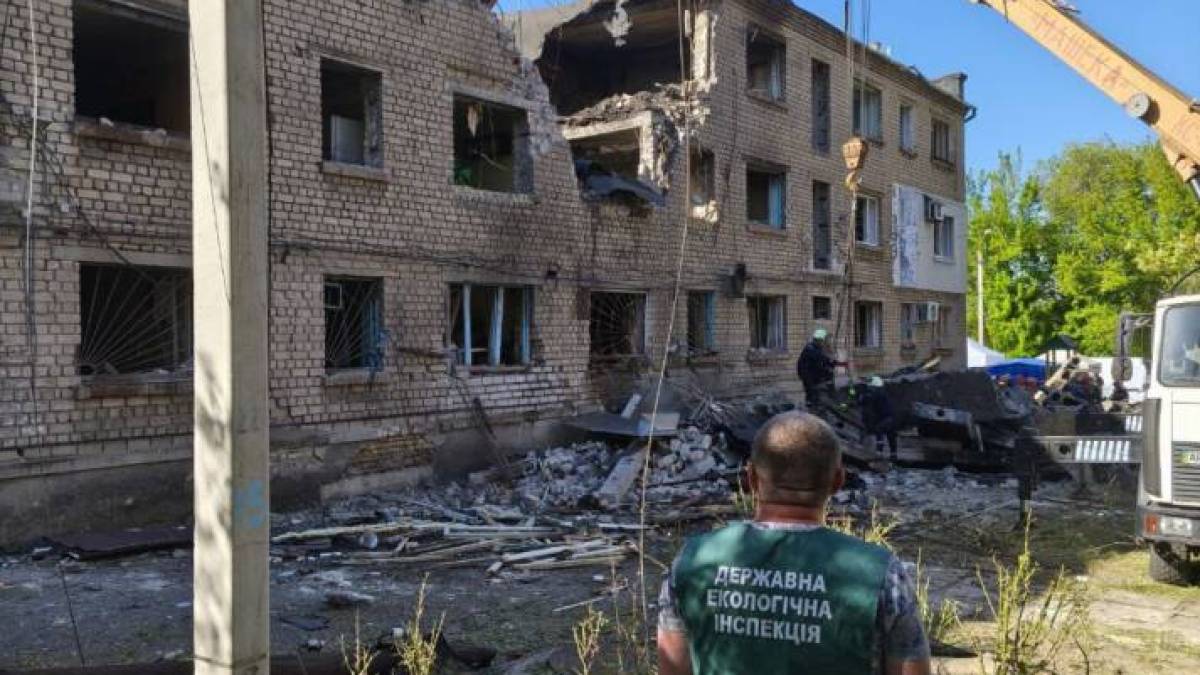 Екоінспекція обстежила ділянки у Вознесенівському та Шевченківському районах після ворожих обстрілів