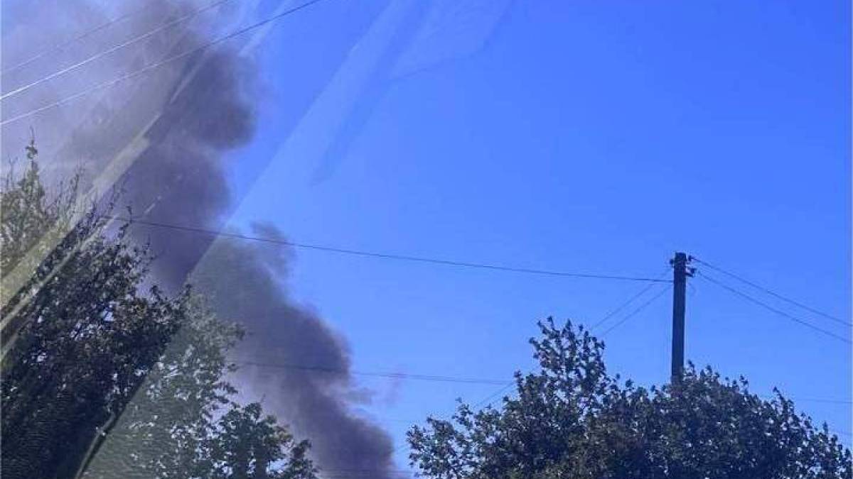 У Запоріжжі сталася масштабна пожежа: на великій площі горів очерет