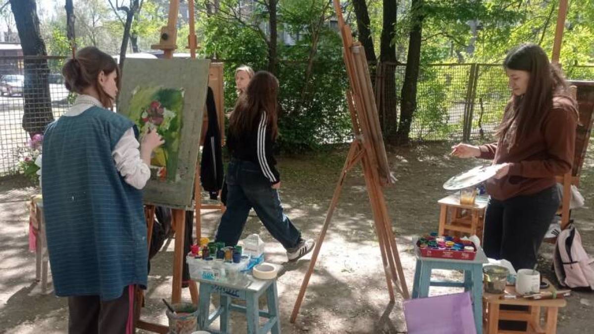 Біля запорізької художньої школи відбуваються уроки-пленери