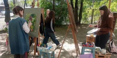 Біля запорізької художньої школи відбуваються уроки-пленери