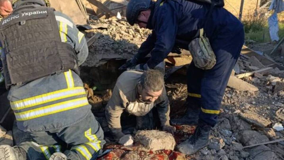 В Оріхові рятувальники надали допомогу двом постраждалим від обстрілу