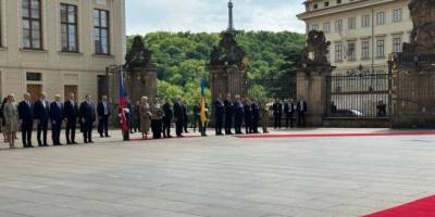 Зеленський прибув до Празького замку на зустріч із президентом Чехії (доповнено)