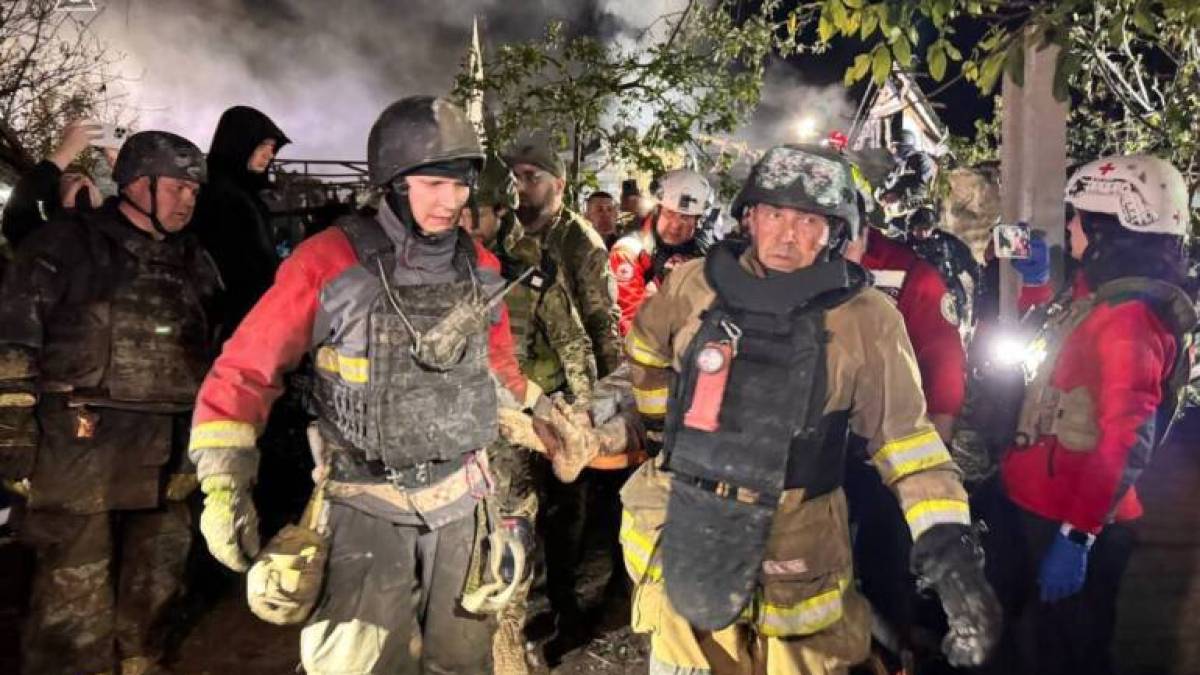 У Запоріжжі рятувальники ліквідовують наслідки масованого ворожого обстрілу