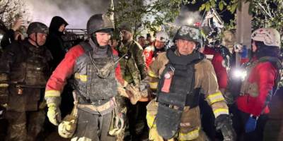У Запоріжжі рятувальники ліквідовують наслідки масованого ворожого обстрілу