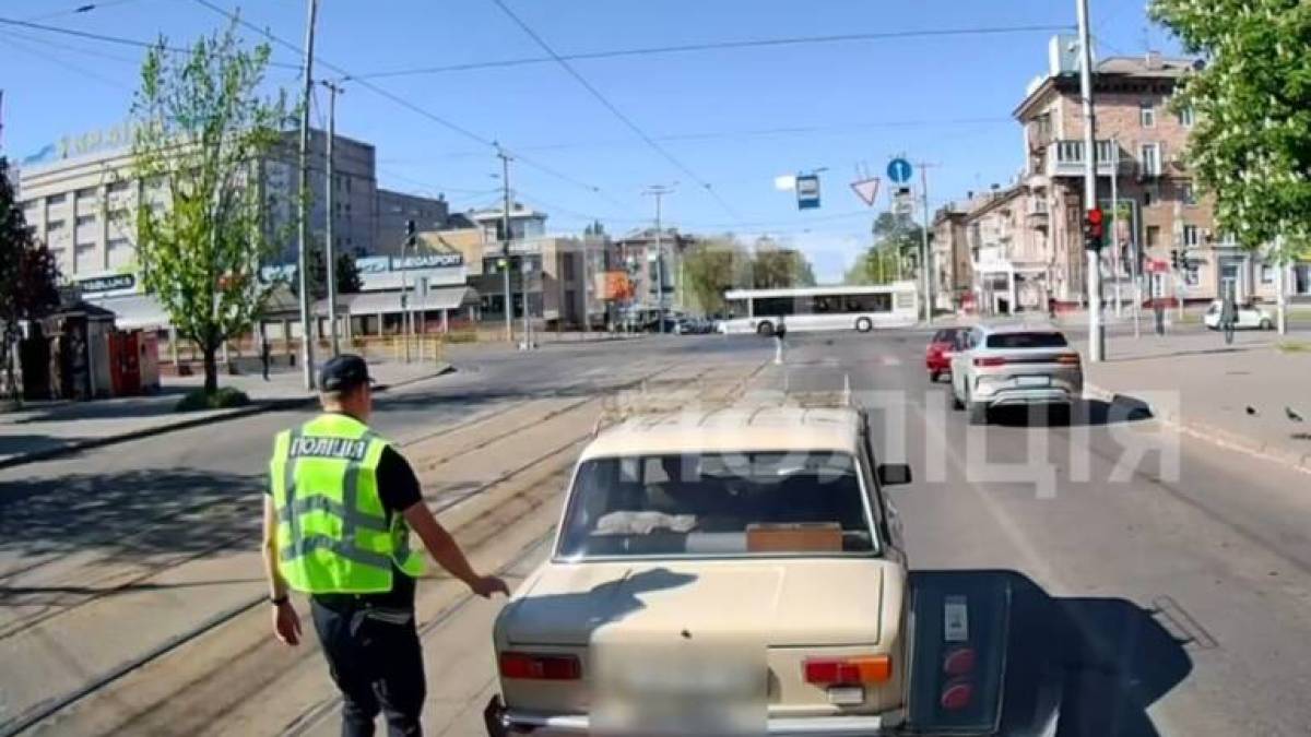 У Запоріжжі водій не зупинився під час хвилини мовчання та почав тікати від поліції (відео)
