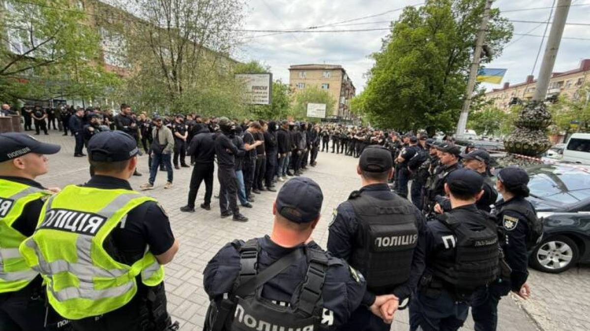 У центрі Запоріжжя зібралися невідомі у балаклавах: що кажуть у поліції