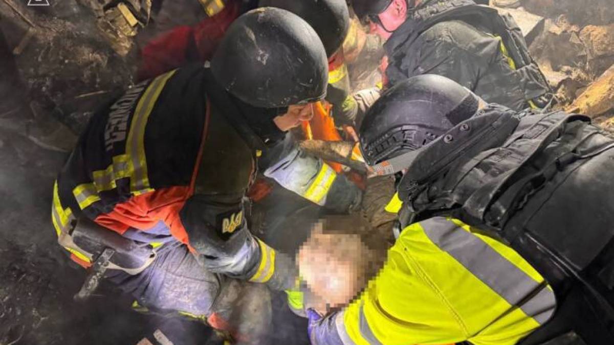 У Запоріжжі рятувальники ліквідовують наслідки масованого ворожого обстрілу