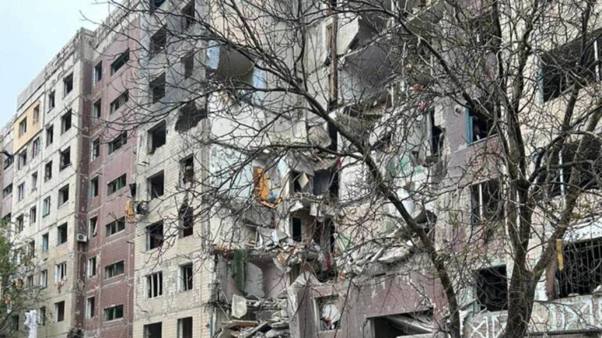 Ворог скинув авіабомбу на багатоповерхівку в Костянтинівці: поранено щонайменше 12 цивільних