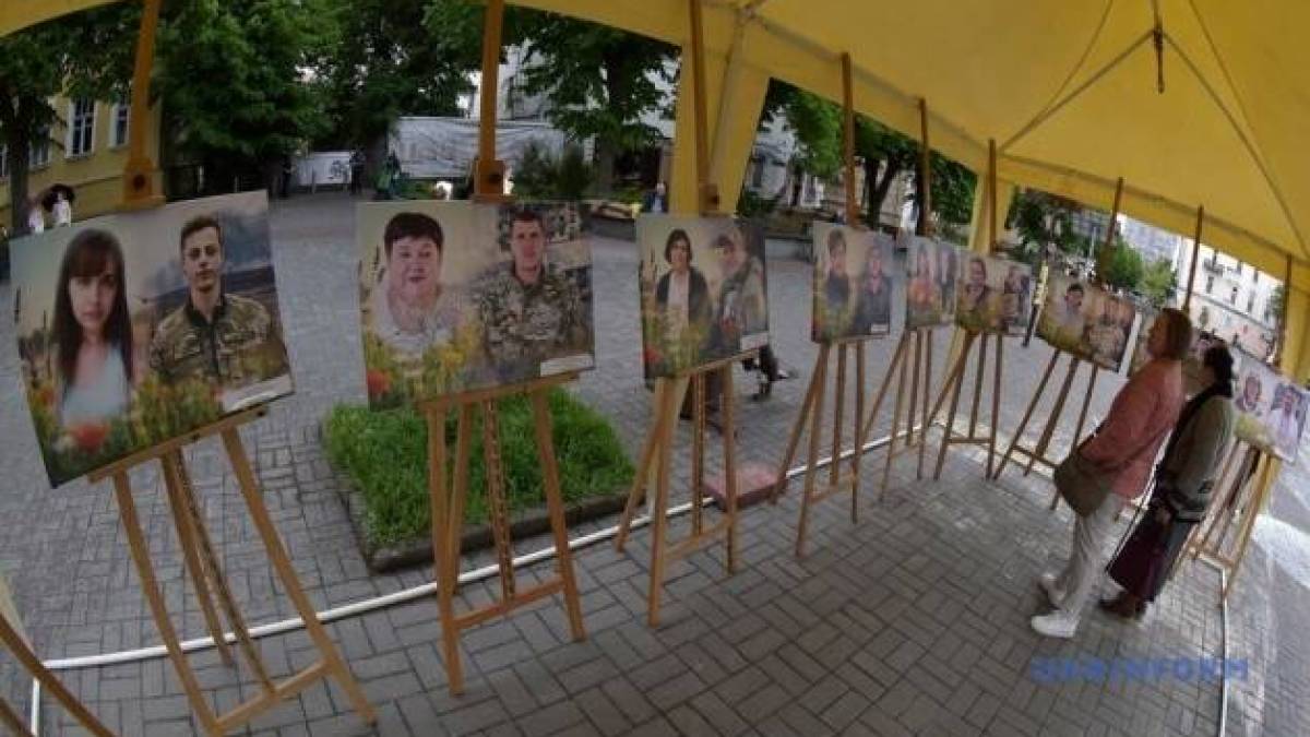 У Вінниці відкрили фотовиставку, присвячену мамам полеглих захисників