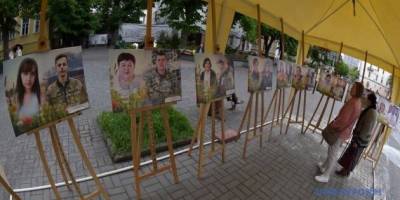 У Вінниці відкрили фотовиставку, присвячену мамам полеглих захисників
