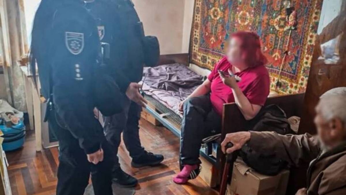 Поліцейські Запоріжжя звільнили пенсіонера, якого донька утримувала у квартирі