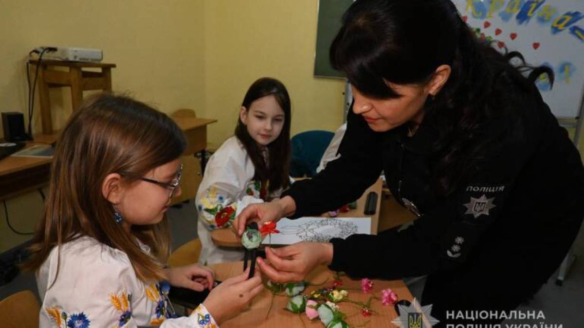 У Запоріжжі ювенальні поліцейські провели акцію «Духовний код нації»