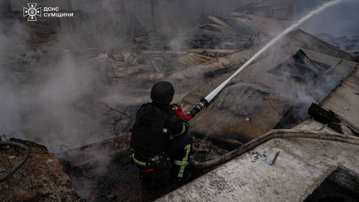 На Сумщині після удару рф ліквідували масштабну пожежу на об’єкті інфраструктури — ДСНС