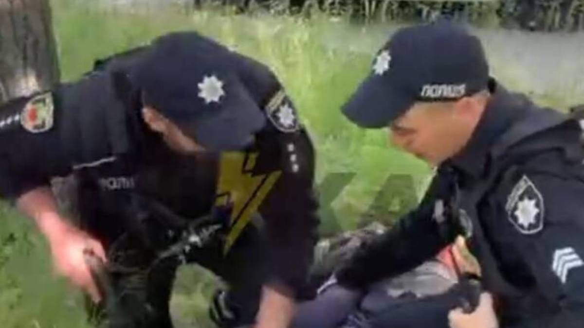 У Запоріжжі виник конфлікт між патрульними та перехожим, який вигулював собаку: коментар поліції