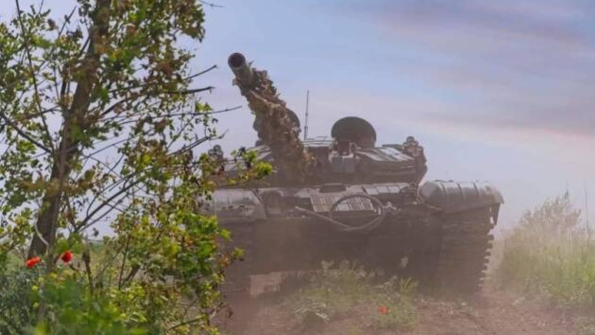 Генштаб ЗСУ — про орієнтовні втрати ворога на 16 травня: 971690 (+1100) осіб, 10825 (+13) танків, 22546 (+32) ББМ