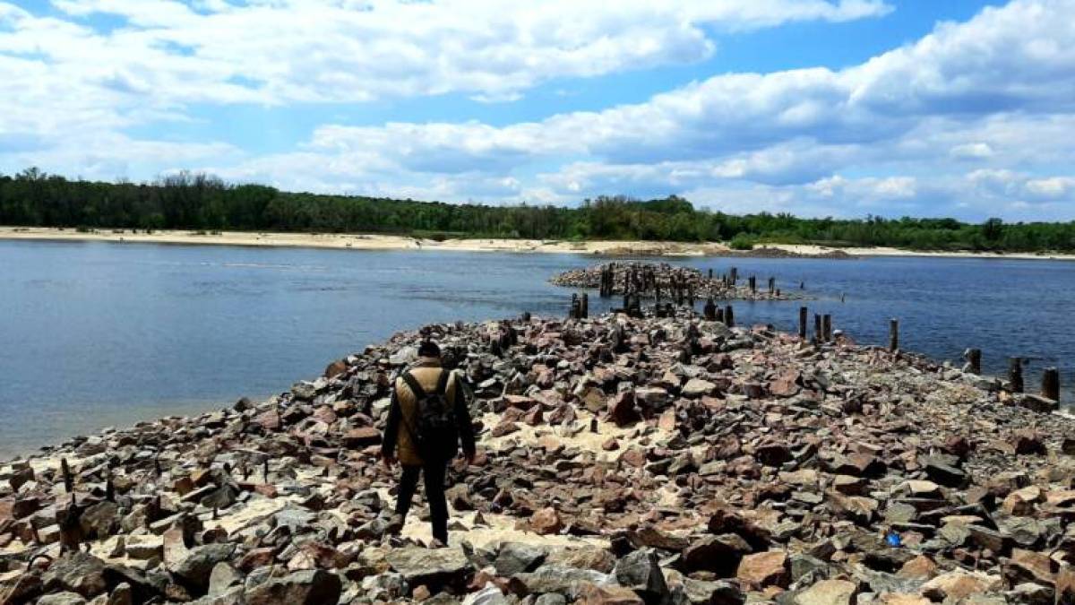 Остатки деревянного моста и надписи на опорах – в фотографиях Валерия Кеменова