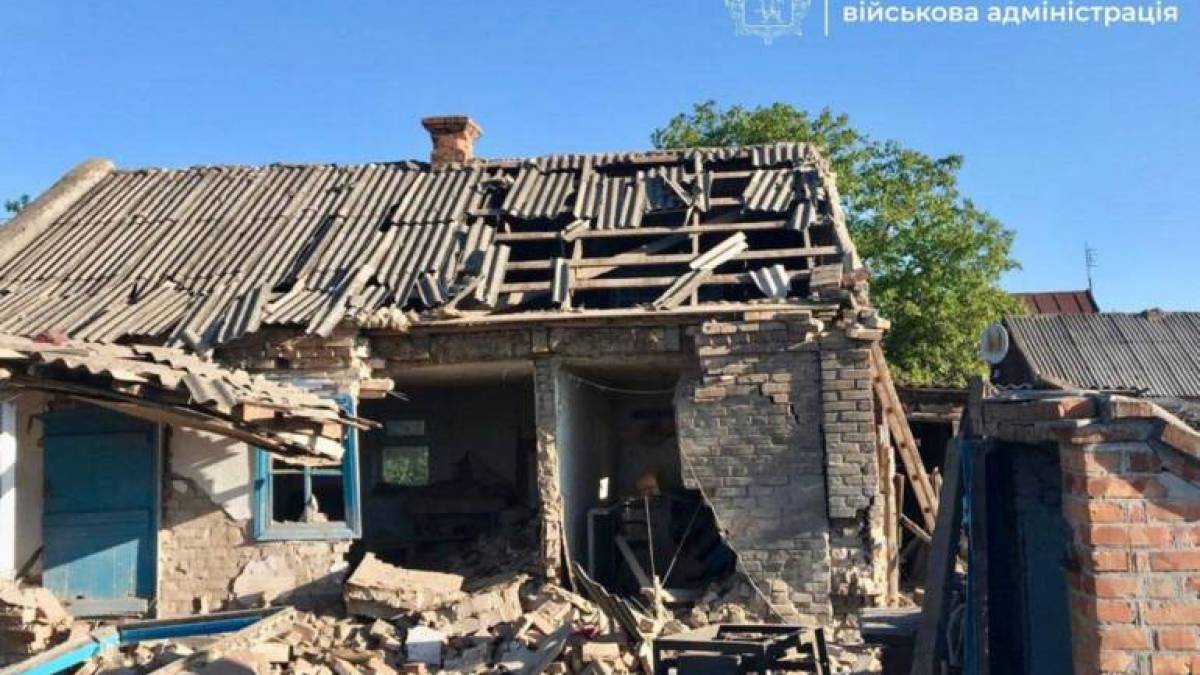 Зруйновані будинки та  господарча споруда: ворог атакує Запорізький район