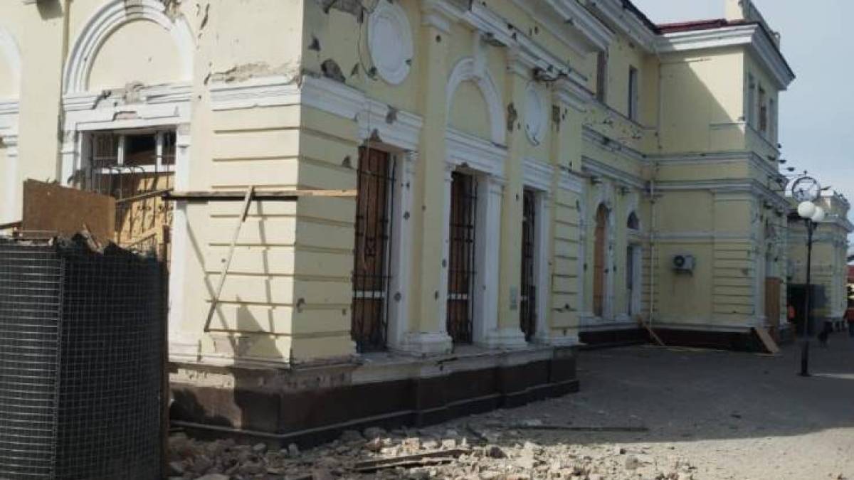 росіяни завдали удару по вокзалу у Херсоні